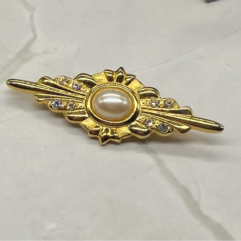Clear Rhinestone & Faux Pearl Cabachon Gold Tone Brooch Pin 2” X 3/4”